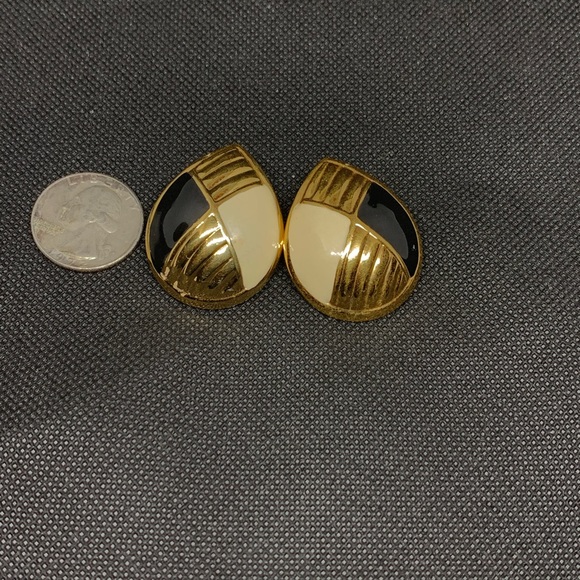 Black beige and gold clip on earrings - Picture 2 of 3